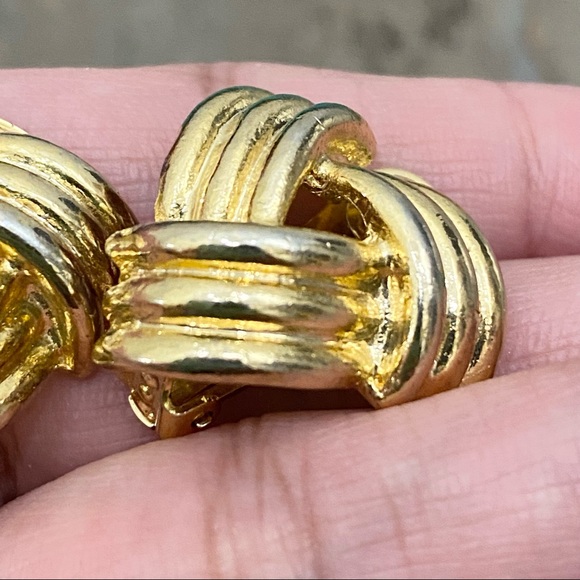 Vintage Unsigned Gold-tone Knot Clip On Earrings - Picture 12 of 13